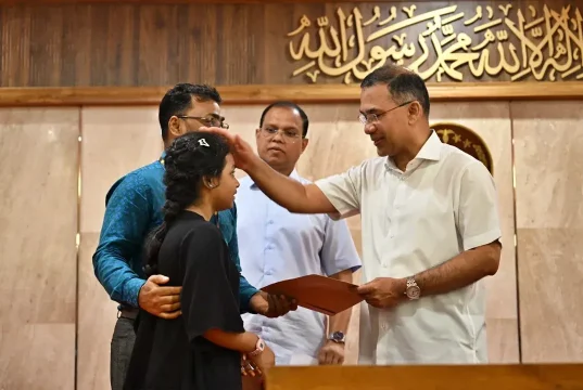 গুম-খুন ও জুলাই শহীদ পরিবারের ৭৪ জনকে চাকরির নিয়োগপত্র দিলেন প্রধানমন্ত্রী গুম ও জুলাই শহীদ পরিবারে প্রধানমন্ত্রীর চাকরির নিয়োগপত্র