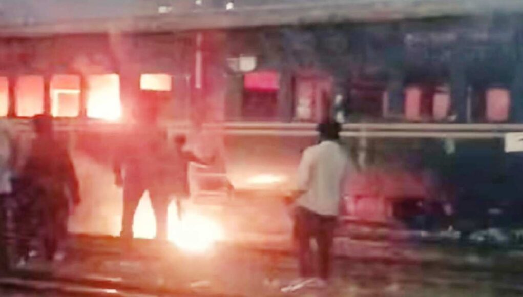 রেলস্টেশনে ট্রেনে আগুন