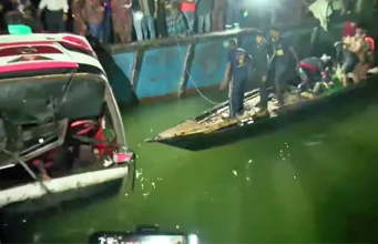 পদ্মায় বাসের ভেতর থেকে একের পর এক বের করা হচ্ছে মরদেহ; ভারী হচ্ছে বাতাস দৌলতদিয়া বাস দুর্ঘটনা