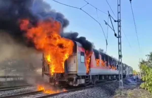 চলন্ত রাজধানী এক্সপ্রেসে আগুন: অল্পের জন্য রক্ষা পেলেন ৬৮ যাত্রী চলন্ত ট্রেনে আগুন
