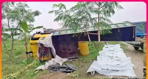 কালিহাতীতে রডবোঝাই ট্রাক উল্টে ১৫ জন নিহত: থানা চত্বরে লাশের সারি, ১৩ জনের বাড়িই নওগাঁয় কালিহাতীতে ট্রাক দুর্ঘটনা