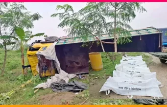 কালিহাতীতে রডবোঝাই ট্রাক উল্টে ১৫ জন নিহত: থানা চত্বরে লাশের সারি, ১৩ জনের বাড়িই নওগাঁয় কালিহাতীতে ট্রাক দুর্ঘটনা
