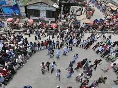 শিক্ষামন্ত্রীর পদত্যাগ দাবি: সড়ক অবরোধে অচল রাজধানীর একাংশ শিক্ষামন্ত্রীর পদত্যাগ দাবি সড়ক অবরোধ