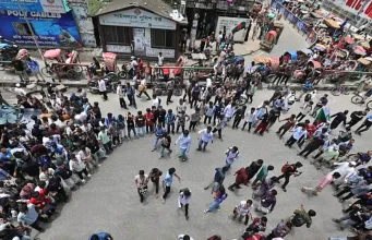 শিক্ষামন্ত্রীর পদত্যাগ দাবি: সড়ক অবরোধে অচল রাজধানীর একাংশ শিক্ষামন্ত্রীর পদত্যাগ দাবি সড়ক অবরোধ