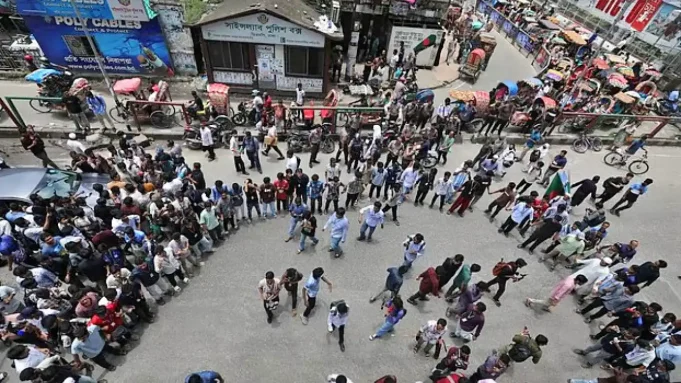 shikkhamontrir-podotag-dabi-sarak-oborodh শিক্ষামন্ত্রীর পদত্যাগ দাবি সড়ক অবরোধ