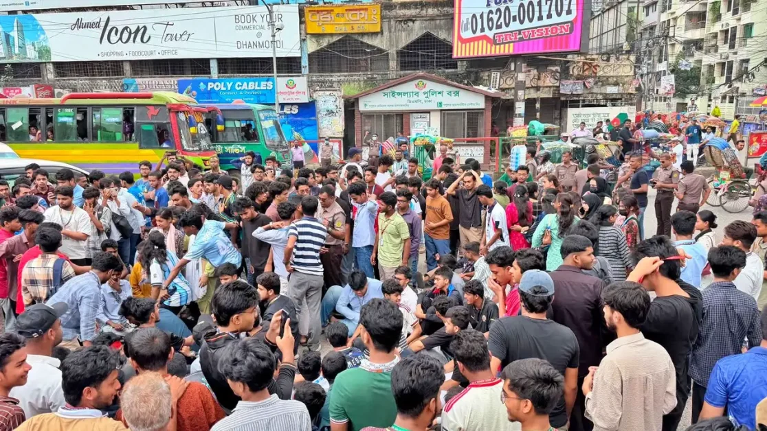 শিক্ষামন্ত্রীর পদত্যাগ দাবি সড়ক অবরোধ