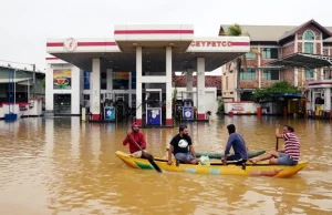 শ্রীলঙ্কায় প্রলয়ঙ্করী বন্যা: মৃতের সংখ্যা ১৩২, দেশজুড়ে জরুরি অবস্থা জারি শ্রীলঙ্কায় প্রলয়ঙ্করী বন্যা