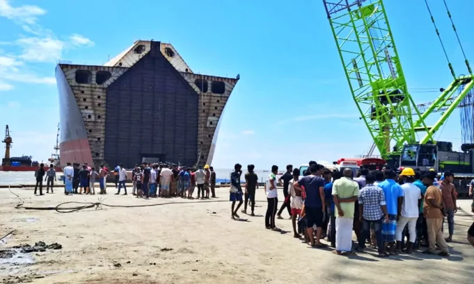 সীতাকুণ্ডে শিপ ব্রেকিং ইয়ার্ডে বিষাক্ত গ্যাসে নিহত