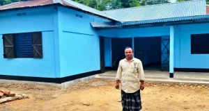 ৩২ বছর পর বন্ধুত্বের অনন্য দৃষ্টান্ত: ৯ লাখ টাকায় সখ্যের নতুন ঠিকানা গড়ে দিলেন সহপাঠীরা সহপাঠীদের ভালোবাসায় নতুন ঘর