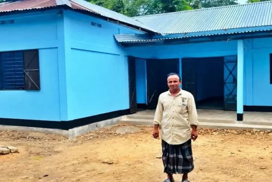 ৩২ বছর পর বন্ধুত্বের অনন্য দৃষ্টান্ত: ৯ লাখ টাকায় সখ্যের নতুন ঠিকানা গড়ে দিলেন সহপাঠীরা সহপাঠীদের ভালোবাসায় নতুন ঘর