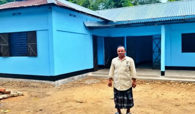 ৩২ বছর পর বন্ধুত্বের অনন্য দৃষ্টান্ত: ৯ লাখ টাকায় সখ্যের নতুন ঠিকানা গড়ে দিলেন সহপাঠীরা সহপাঠীদের ভালোবাসায় নতুন ঘর
