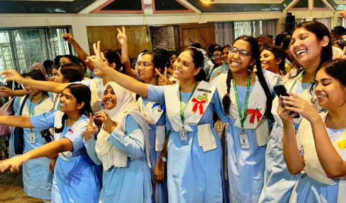 এসএসসি ও সমমানের পরীক্ষার ফল প্রকাশ: পাসের হার ৬২.২৫ শতাংশ, জিপিএ-৫ ১ লাখ ১৬ হাজার ৬৭৬ এসএসসি পরীক্ষার ফল প্রকাশ পাসের হার ৬২.২৫
