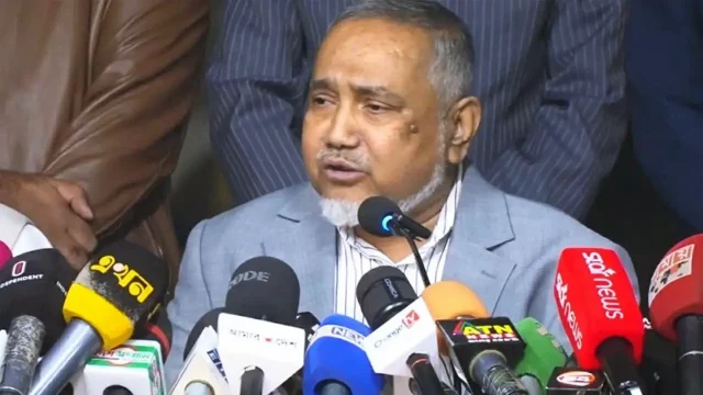 প্রশাসন একটি নির্দিষ্ট রাজনৈতিক দলের দিকে ঝুঁকছে