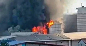 টঙ্গীতে ড্রাগ ইন্টারন্যাশনালের ওষুধ কারখানায় ভয়াবহ আগুন, নিয়ন্ত্রণে কাজ করছে ১২ ইউনিট টঙ্গীতে ড্রাগ ইন্টারন্যাশনাল কারখানায় আগুন