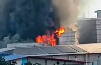 টঙ্গীতে ড্রাগ ইন্টারন্যাশনালের ওষুধ কারখানায় ভয়াবহ আগুন, নিয়ন্ত্রণে কাজ করছে ১২ ইউনিট টঙ্গীতে ড্রাগ ইন্টারন্যাশনাল কারখানায় আগুন