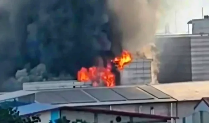 টঙ্গীতে ড্রাগ ইন্টারন্যাশনালের ওষুধ কারখানায় ভয়াবহ আগুন, নিয়ন্ত্রণে কাজ করছে ১২ ইউনিট টঙ্গীতে ড্রাগ ইন্টারন্যাশনাল কারখানায় আগুন