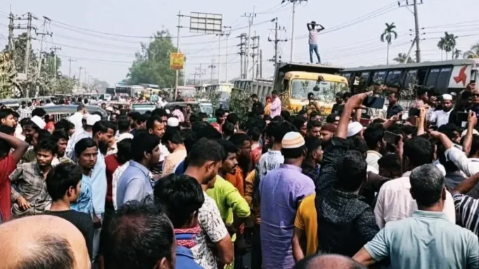 trishal_raod_block_enews_pic ত্রিশালে অটোরিকশা চালকদের বিক্ষোভ
