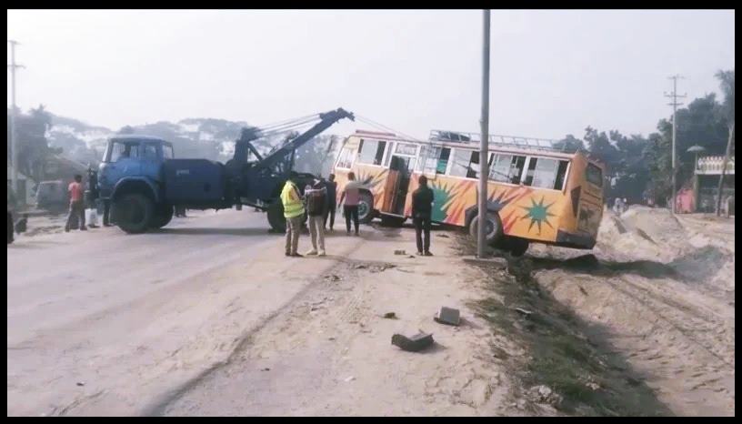 সড়ক দুর্ঘটনায় একদিনেই