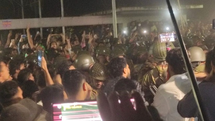 ধানমন্ডি ৩২ নম্বরের ভেতরে সেনাবাহিনী